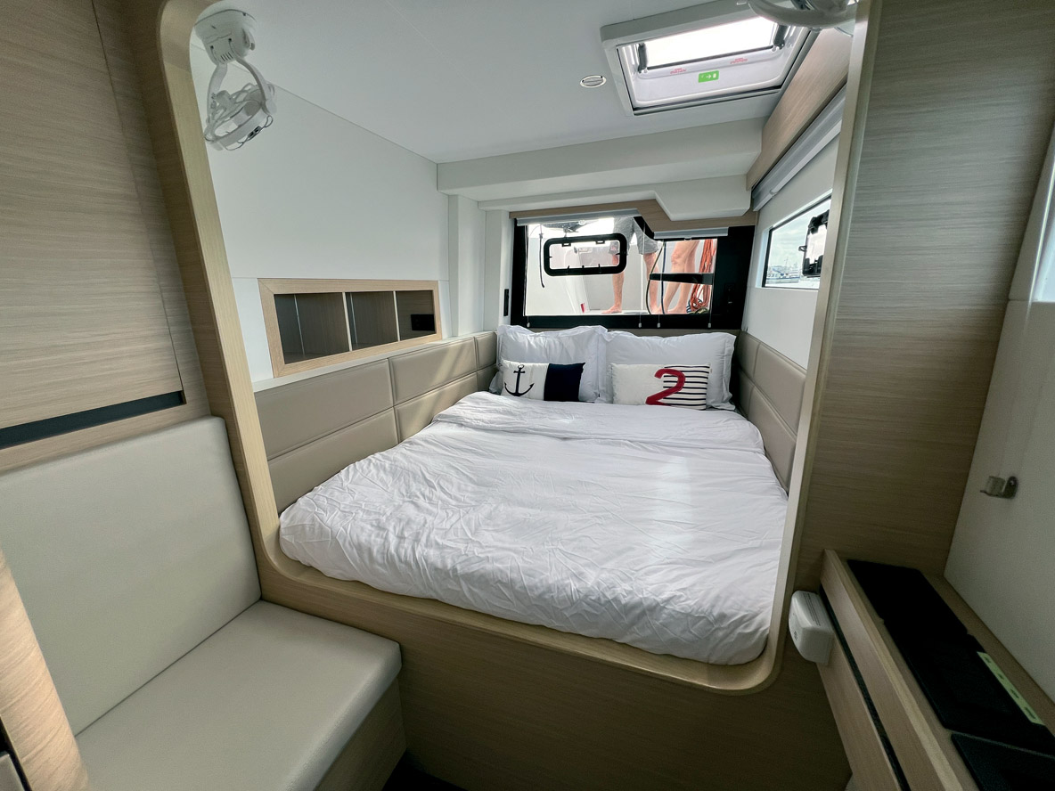 La suite Propriétaire bénéficie d’un couchage double et d’une salle d’eau de taille XXL. Le tout profite d’un excellent éclairage naturel.