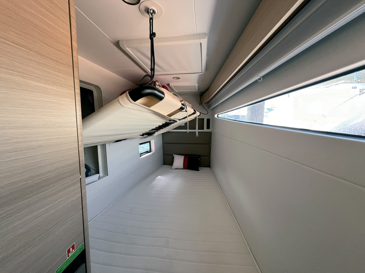 Astuce intéressante, on peut accrocher  une bannette supplémentaire au-dessus du couchage arrière. Idéal pour faire dormir  un enfant.