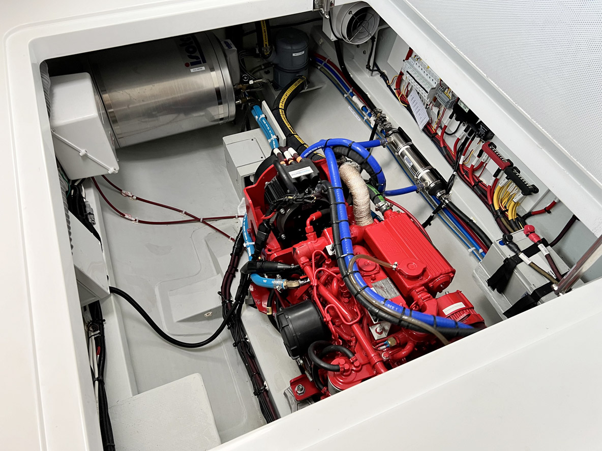 Les moteurs sont logés sous les lits arrière  et l’on aperçoit le moteur électrique couplé au bloc diesel Beta.