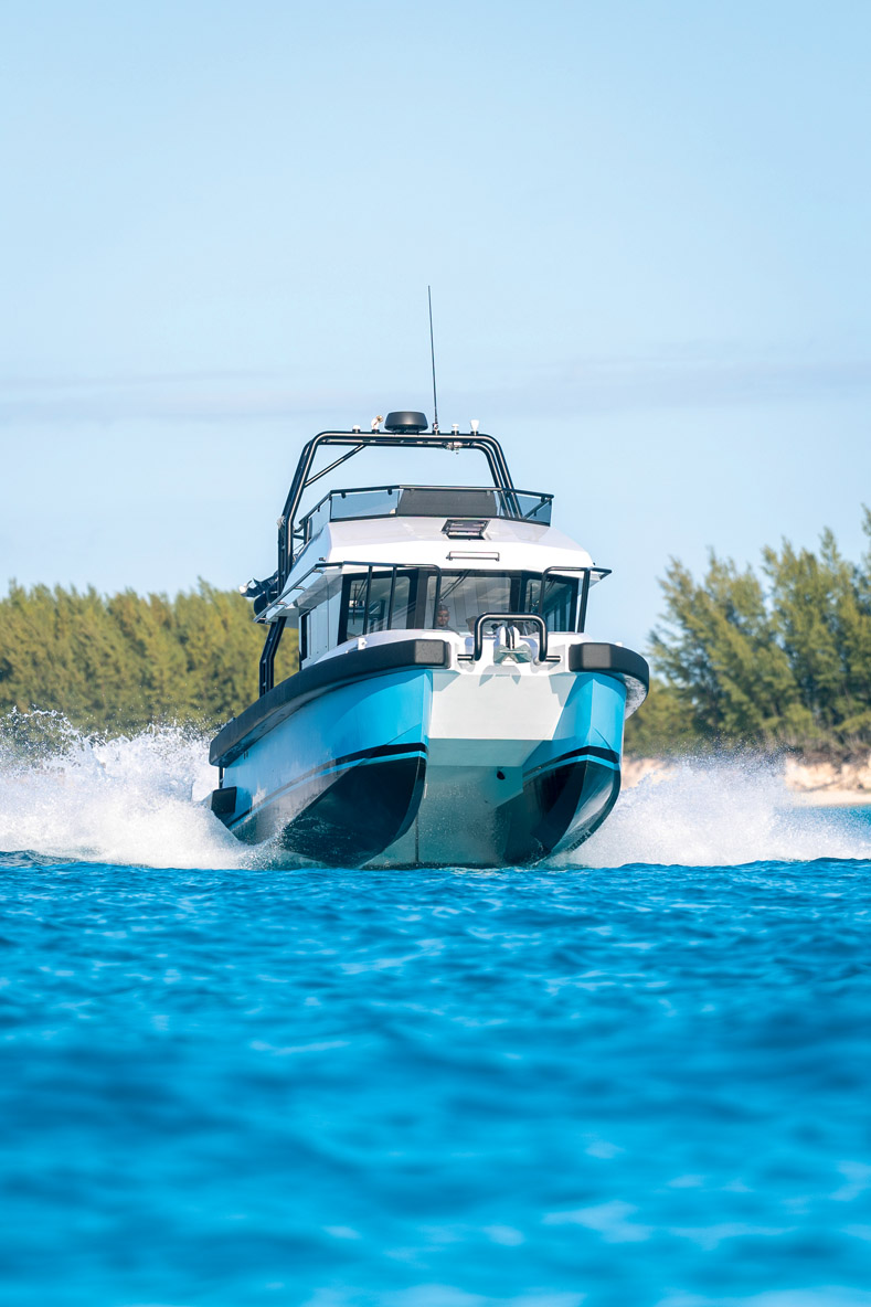 Le grand foil, positionné à entre les deux coques, permet au powercat de naviguer environ 60 cm plus haut que les embarcations concurrentes.