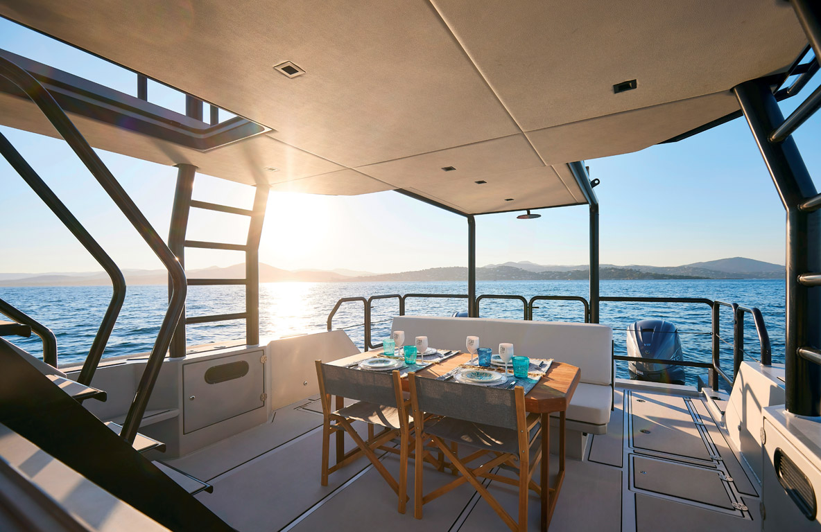 Dans cette version Open, le plan de pont est simple mais rationnel, et surtout totalement adaptable aux besoins du client ; ici, une banquette modulable en solarium cache aussi quelques rangements.