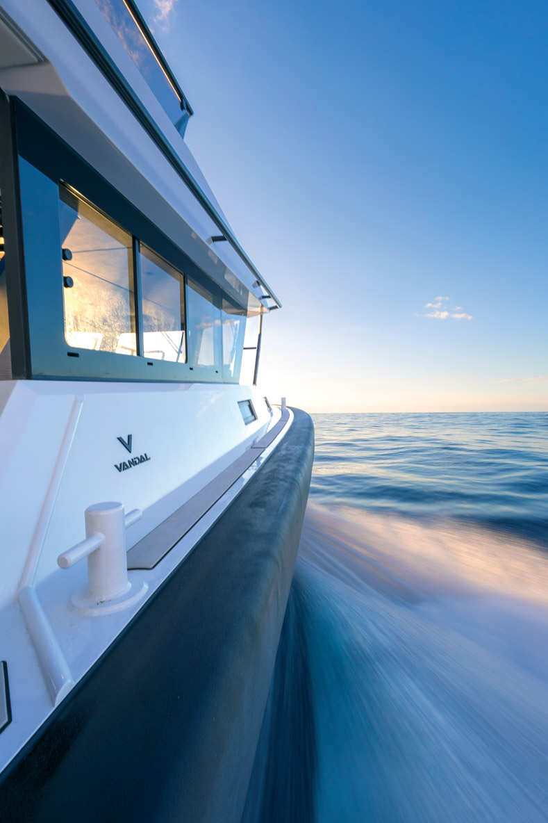 Les passavants sont très étroits, mais les déplacements sont heureusement sécurisés par une longue main courante.