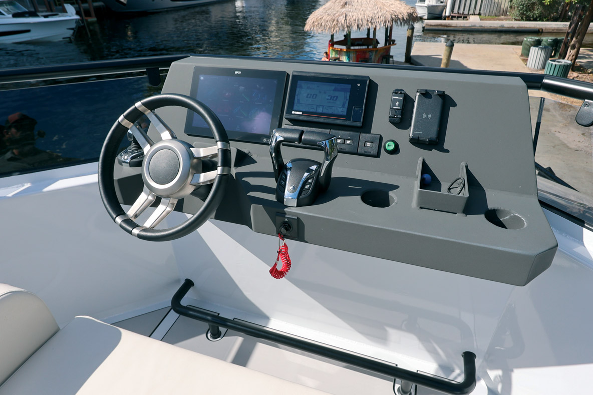 Malin, l’arceau surmontant le flybridge sert non seulement à supporter les feux et le radar, mais il intègre également la grue pour mettre à l’eau l’annexe. A noter : ce flybridge peut être configuré comme bon vous semble, avec par exemple une banquette transformable en solarium. Le second poste de pilotage est très complet.