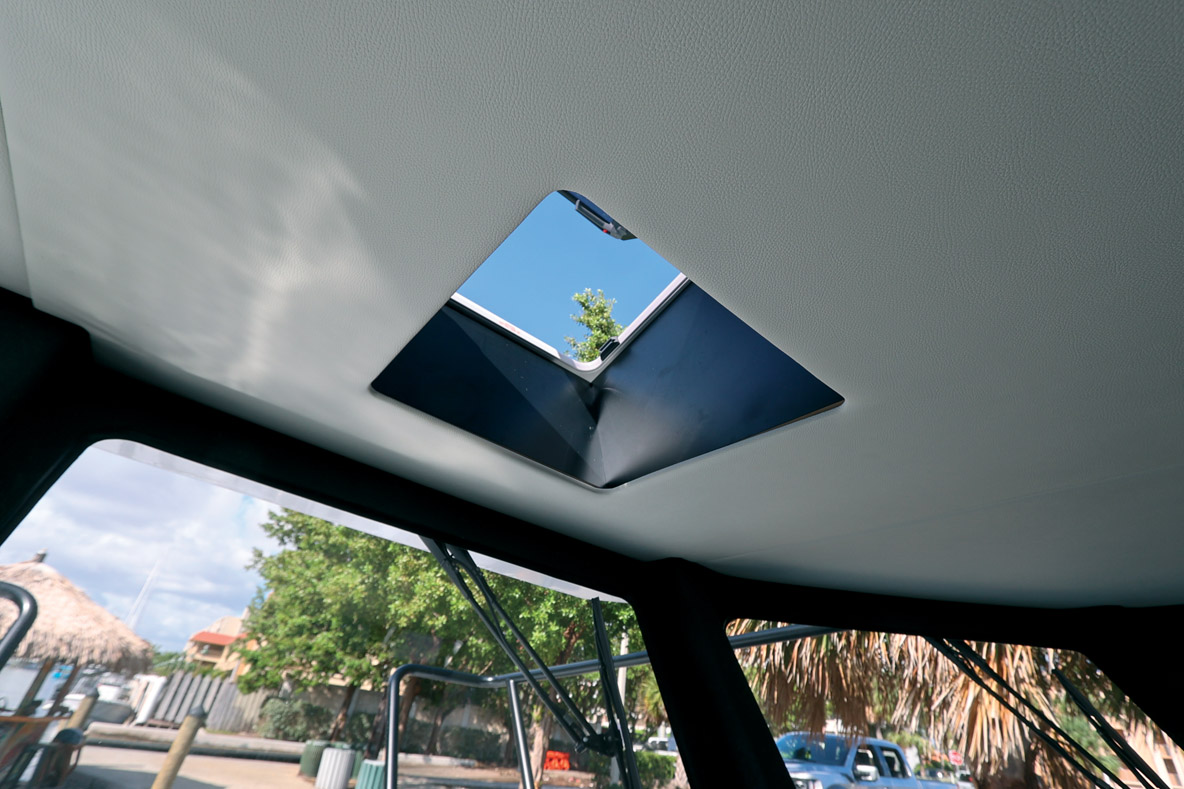 Le poste de conduite principal est simple, mais parfaitement ergonomique… à l’exception du capot de pont au-dessus. Au départ, c’est une bonne idée, dommage qu’il soit si compliqué à ouvrir !