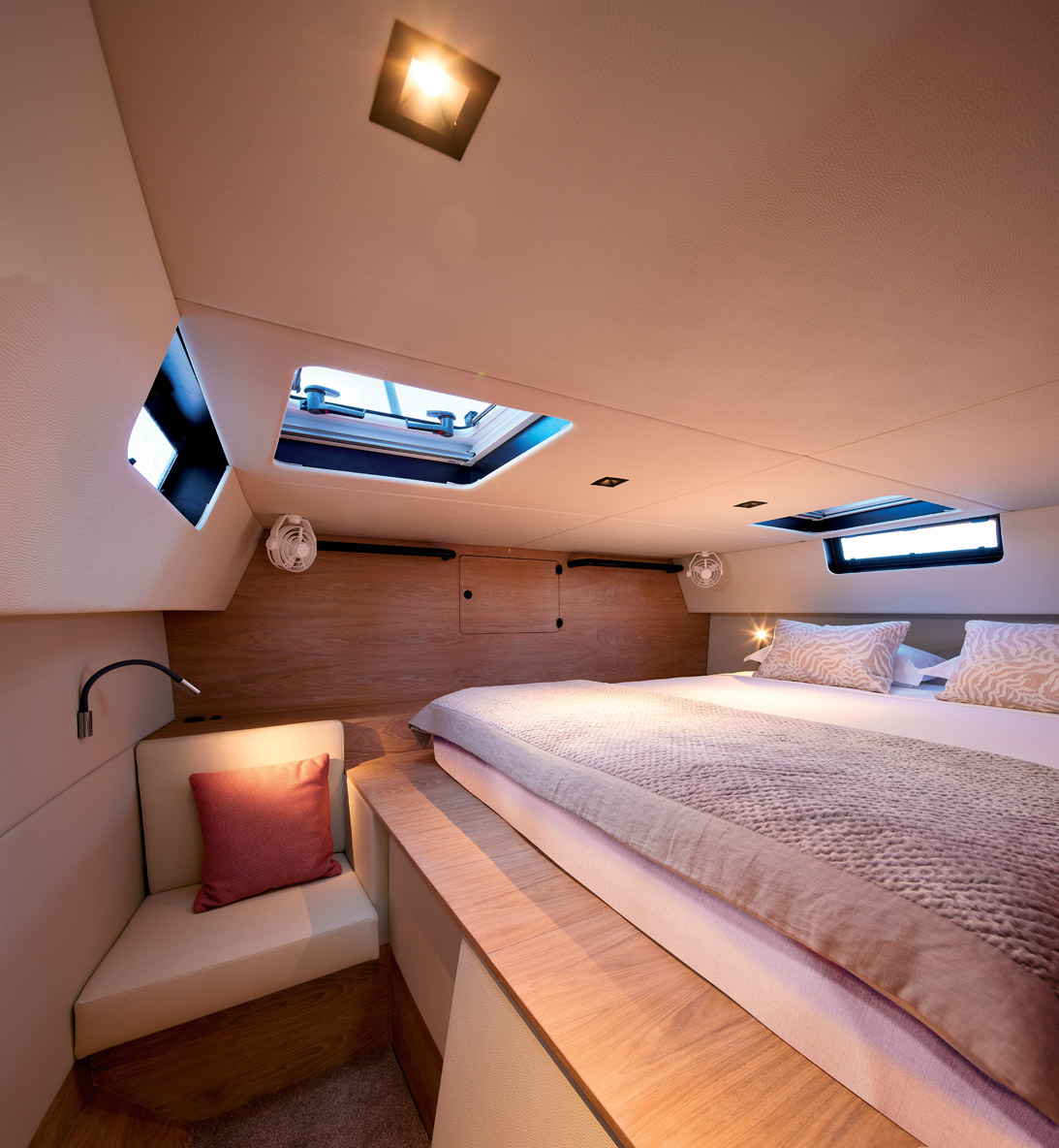 La cabine est assez spacieuse grâce au lit en position transversale sur le tunnel.