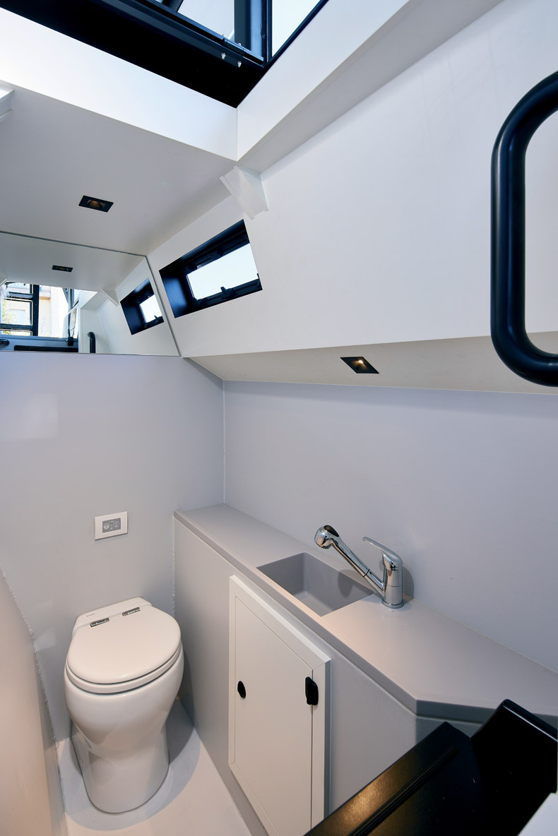 Le cabinet de toilette sur tribord offre une hauteur sous barrot de plus de 2 m.