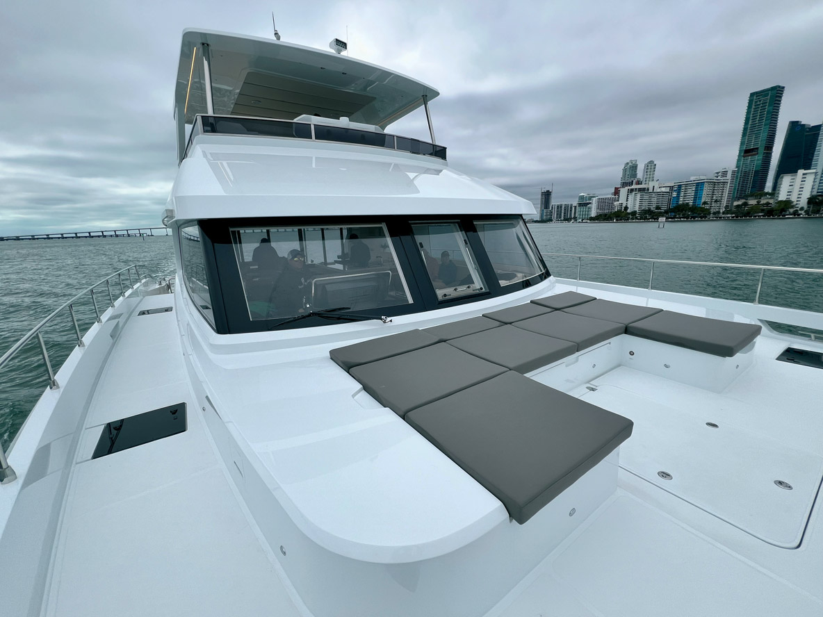 Le pont avant est une invitation au farniente ou le spot parfait pour profiter du coucher de soleil – si les nuages daignent s’en aller un peu plus loin...