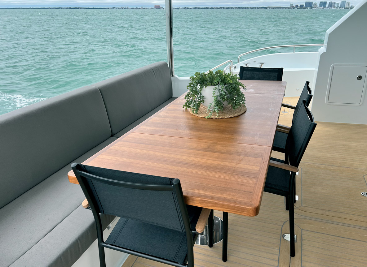 Le cockpit intègre une table où huit convives peuvent aisément prendre place.