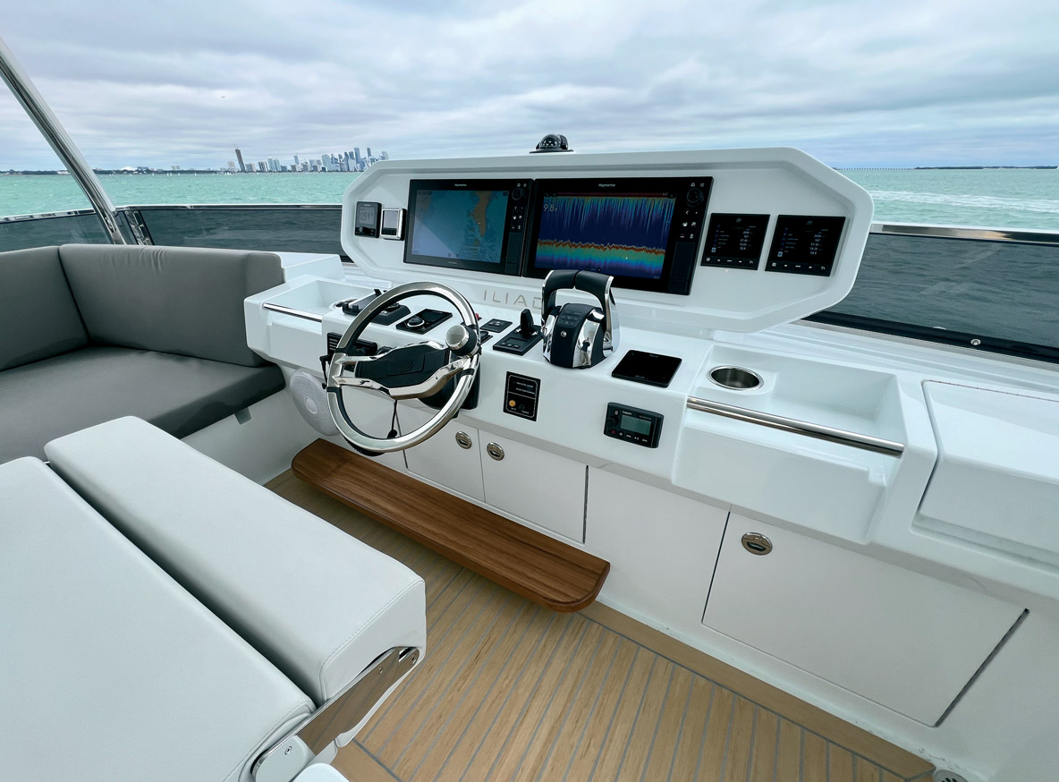 Le poste de barre du flybridge est complet et profite d’une visibilité parfaite.