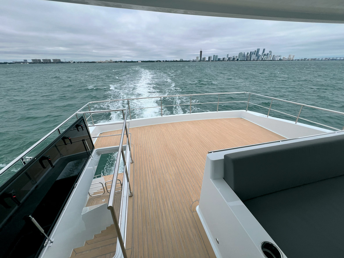 L’arrière de la terrasse peut être aménagé selon vos envies, et peut même être équipé d’une grue.