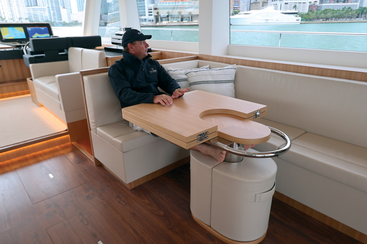 Sur l’avant, un grand salon permet de regarder la  télévision ou de prendre un verre en profitant du paysage.