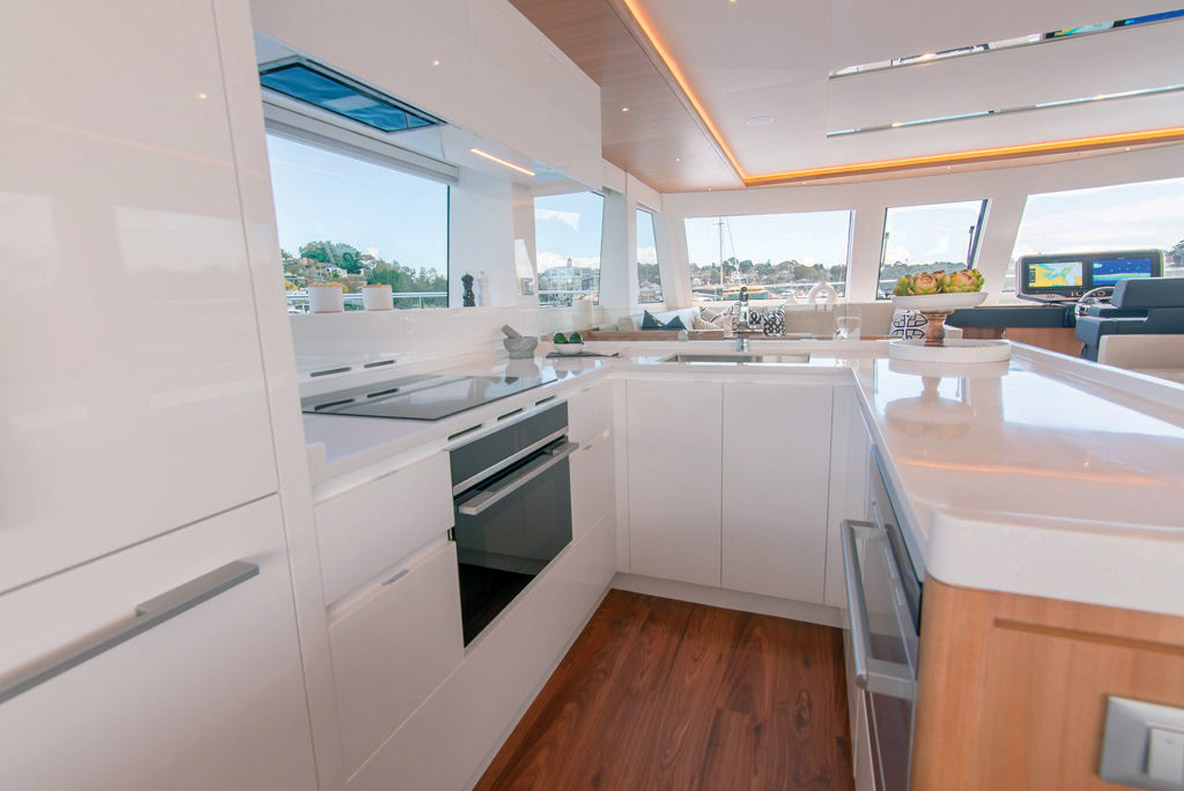 Sur tribord, un coin repas attend les convives avec des assises supplémentaires qui se rangent autour du pied de table.