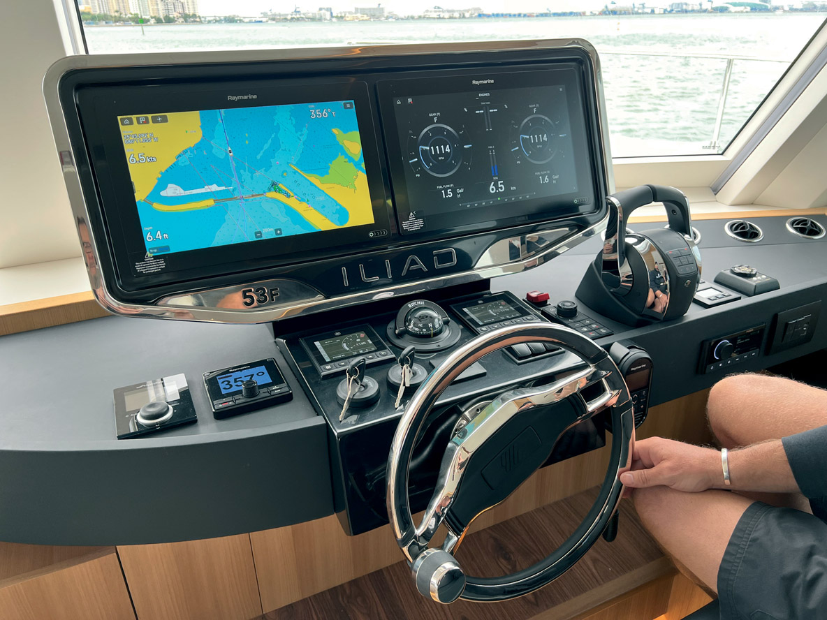 Le poste de barre intérieur est standard ; il est lui aussi très complet.