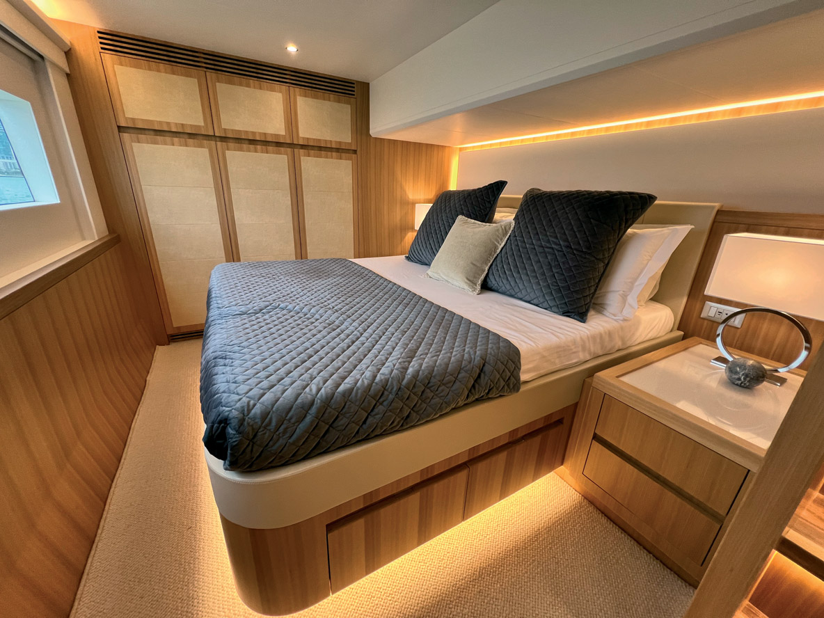 Le lit en position transversale de la suite Propriétaire laisse beaucoup d’espace autour pour circuler. Le couloir comprend un bureau/coiffeuse et un canapé pour lire tranquille. La salle d’eau, quant à elle, comprend une double vasque et une douche séparée,  un vrai luxe.