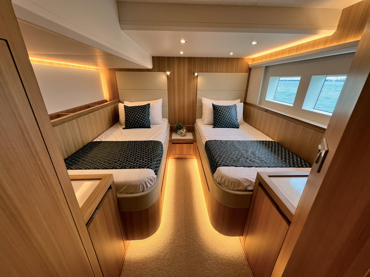 La cabine invités arrière peut être configurée avec deux lits simples ou un couchage double.