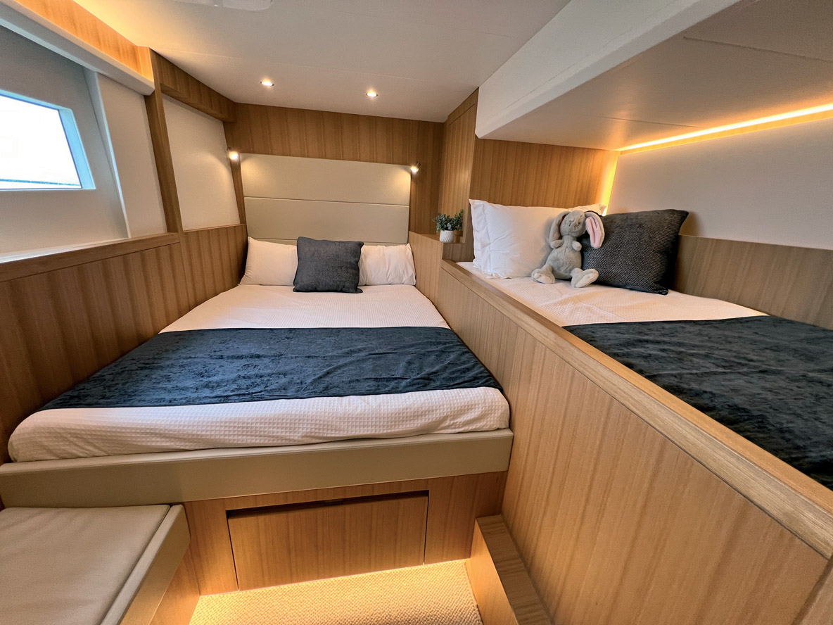 A l’avant, la deuxième cabine invités avant réserve une surprise : un petit couchage en plus  pour un enfant.