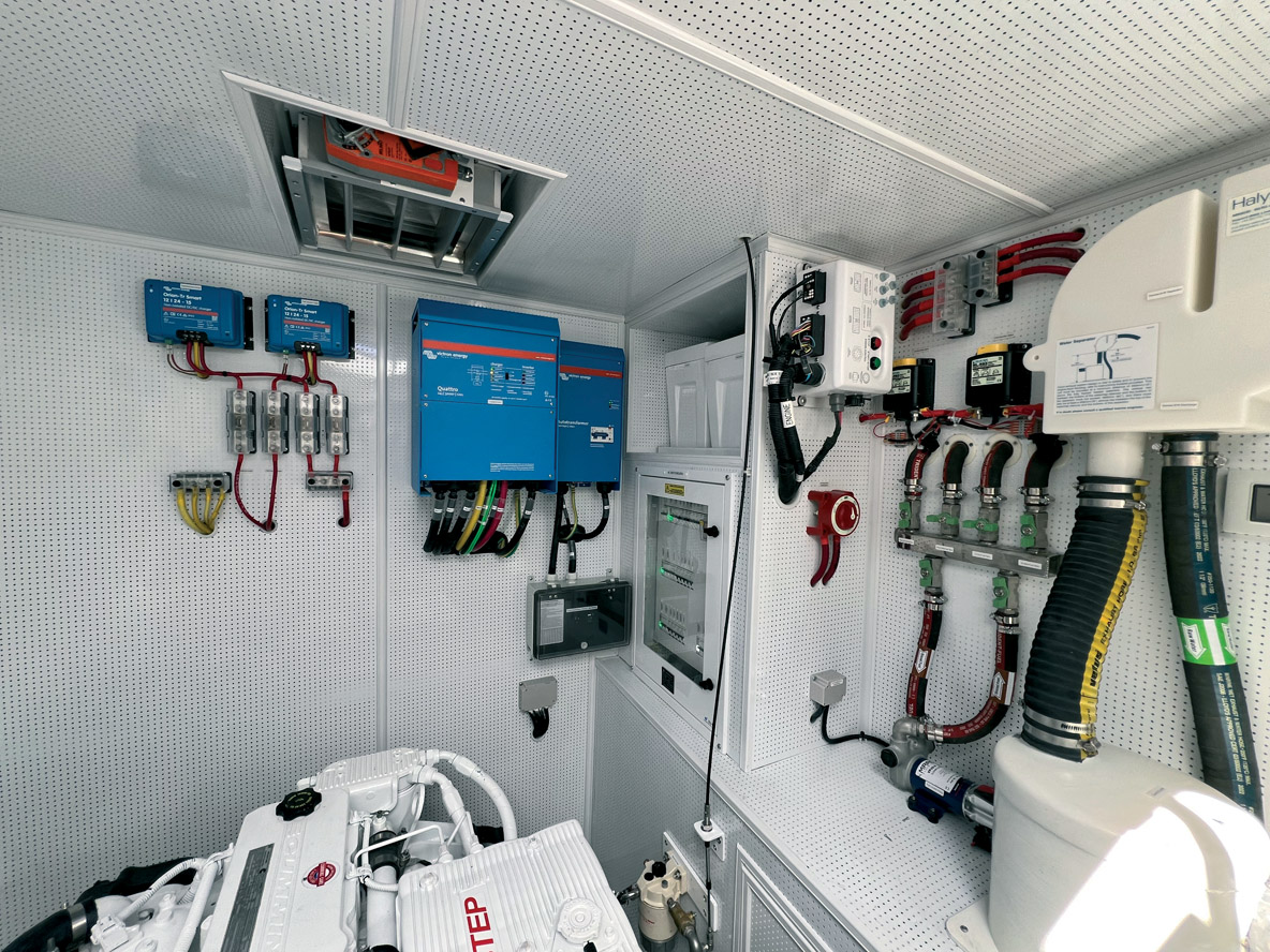 La salle des machines est un exemple dans son domaine : elle est en effet propre, claire et bien organisée. C’est ici qu’on trouve le générateur  et le dessalinisateur.