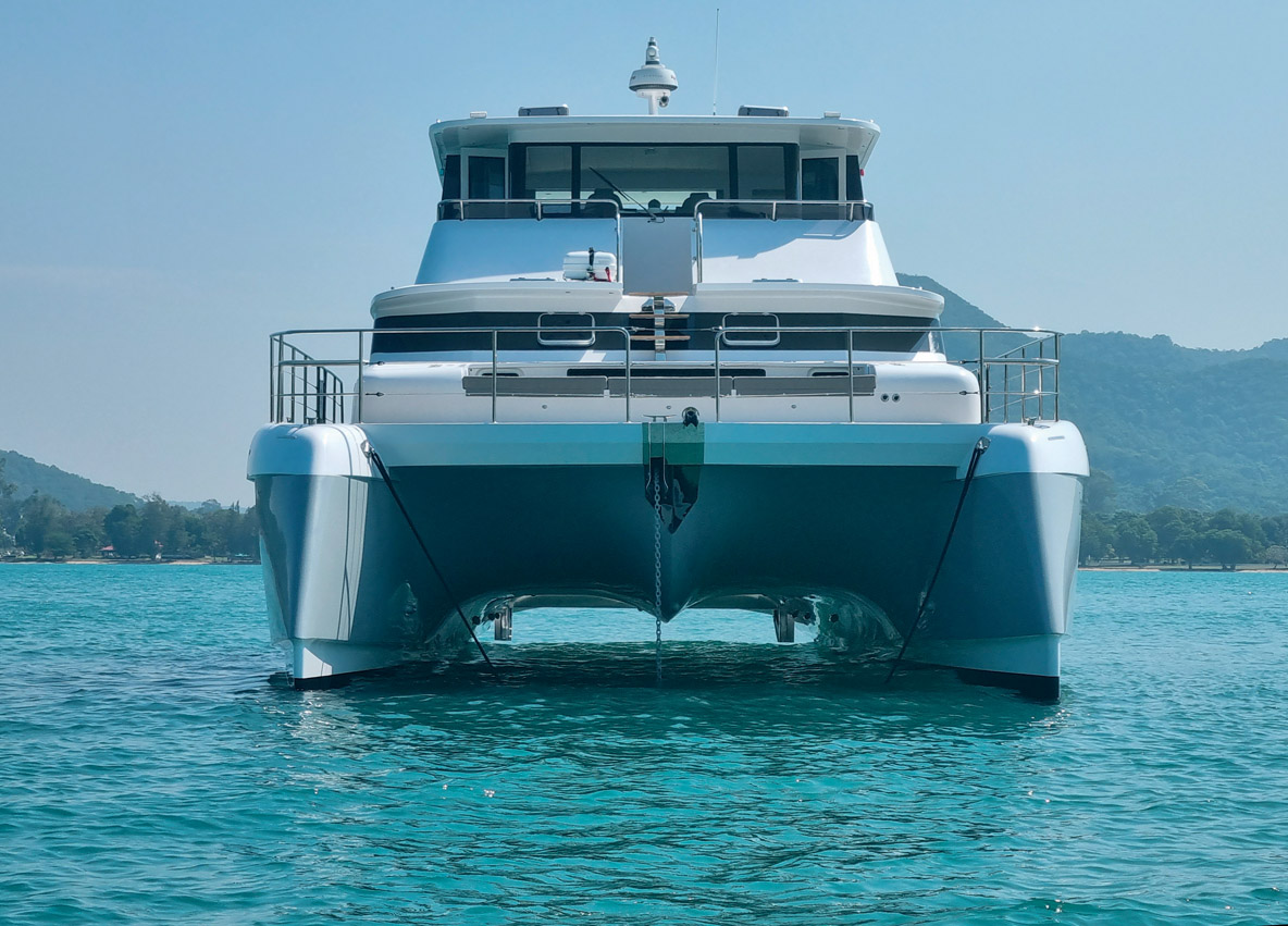 Le bon dégagement du pont au-dessus de l’eau et la nacelle en aile de mouette dévient l’action des vagues sur les coques.