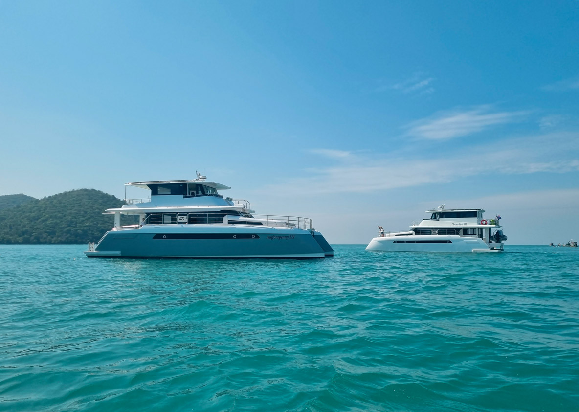 Bluewater avec cockpit et flybridge semi-ouverts, ou Expedition tout  fermé ? <br/>A vous de choisir !