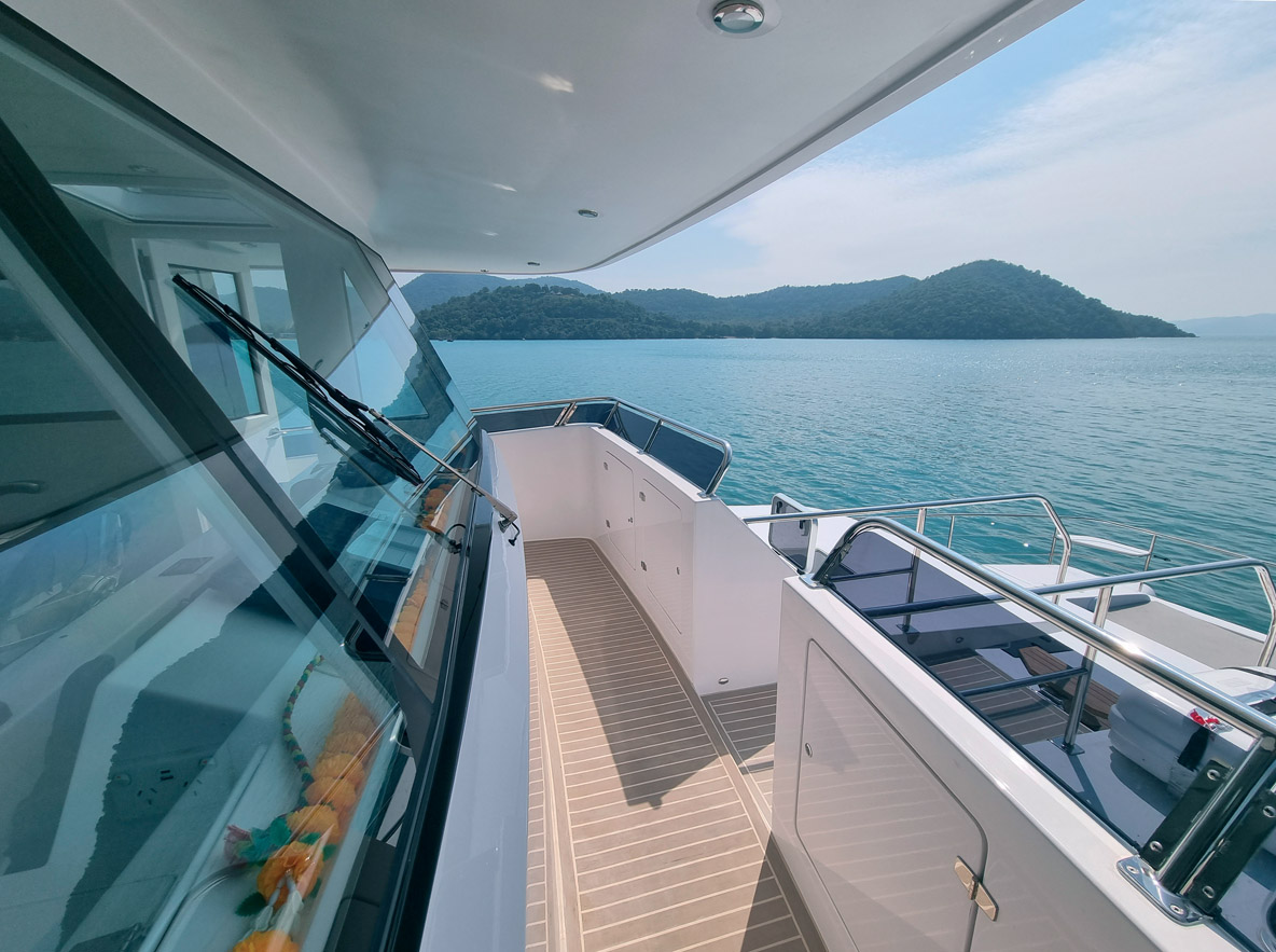 Le pont portugais offre à la fois une visibilité accrue et un accès au pont avant facile ; une disposition idéale pour un catamaran de croisière.