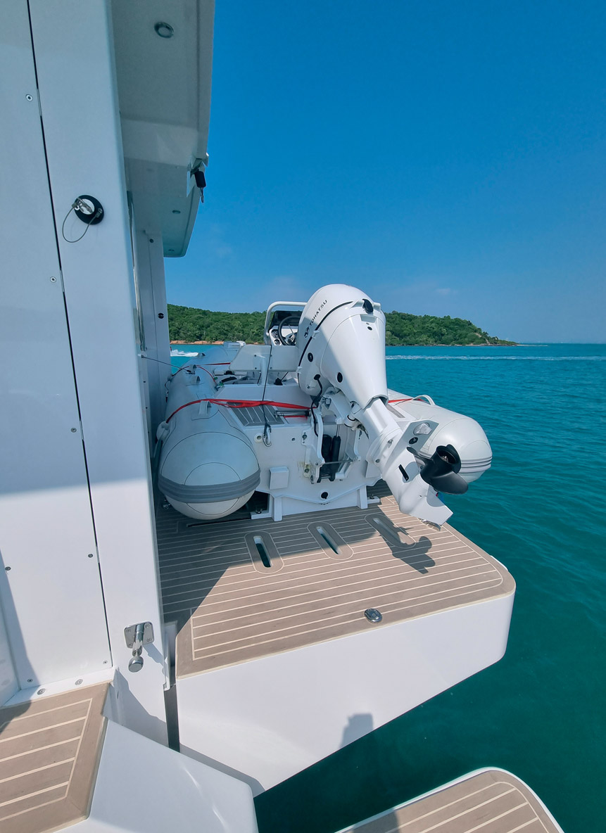Le cockpit arrière est abrité, tout en offant un bon accès à l’eau et une plate-forme de bain hydraulique pour faciliter la mise à l’eau de l’annexe. 