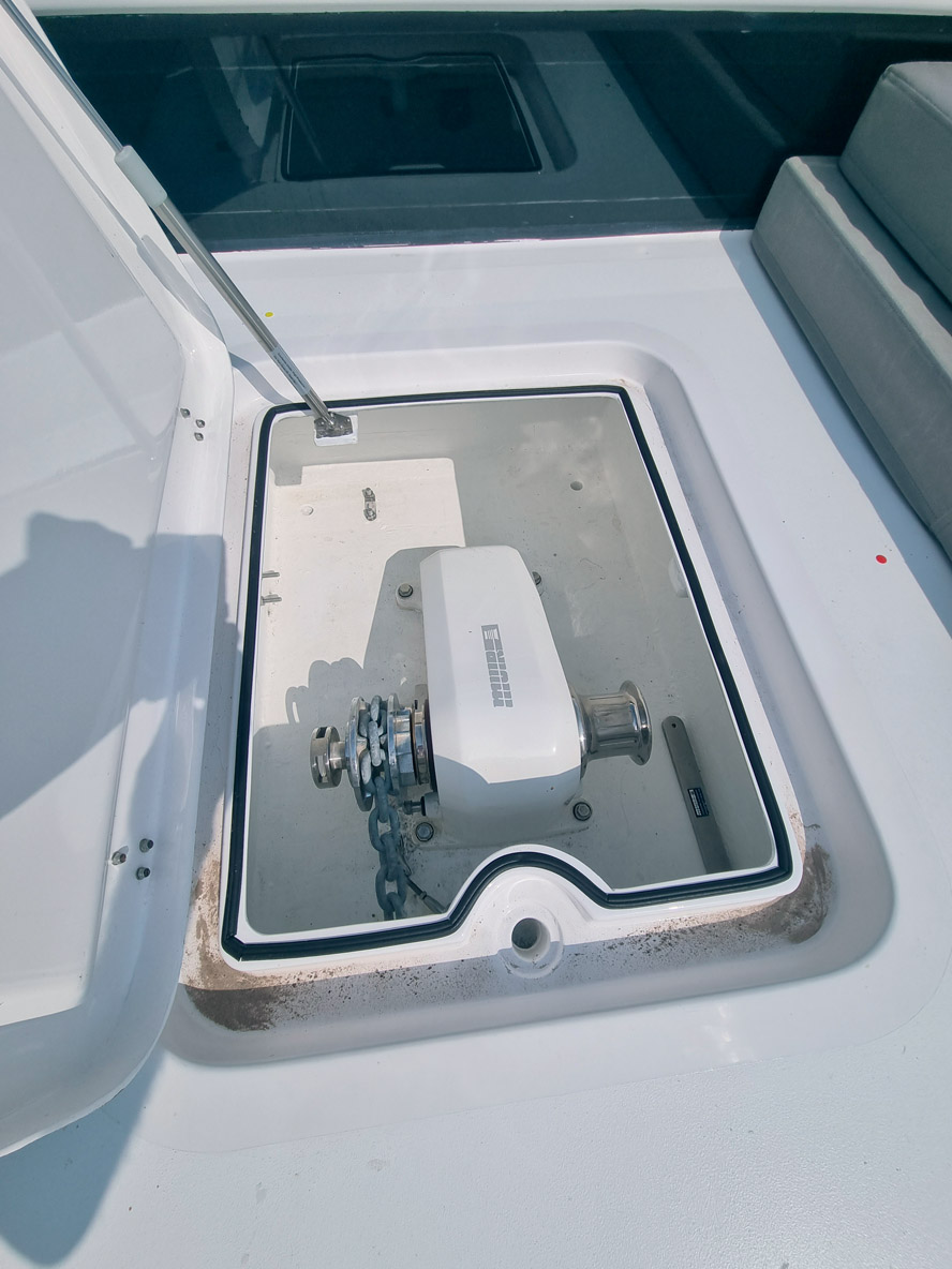 Le large pont avant dispose de coffres profonds et d’un système d’ancrage efficace avec un guindeau horizontal Muir de haute qualité.