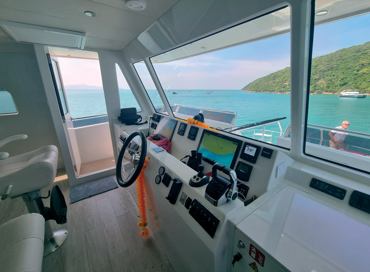 La console de pilotage s’avère ergonomique et offre une excellente visibilité lors de la navigation dans le golfe de Thaïlande, où la présence de nombreux bateaux et engins de pêche nécessite une grande vigilance. Les écrans Raymarine offrent une instrumentation claire, avec notamment le pilote automatique, le traceur et les données du moteur Yanmar.