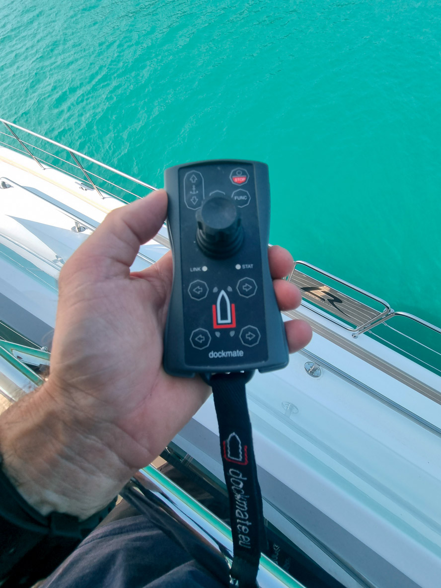 La télécommande Dockmate permet au skipper de se déplacer sur le pont pour effectuer des manœuvres au plus près du quai.