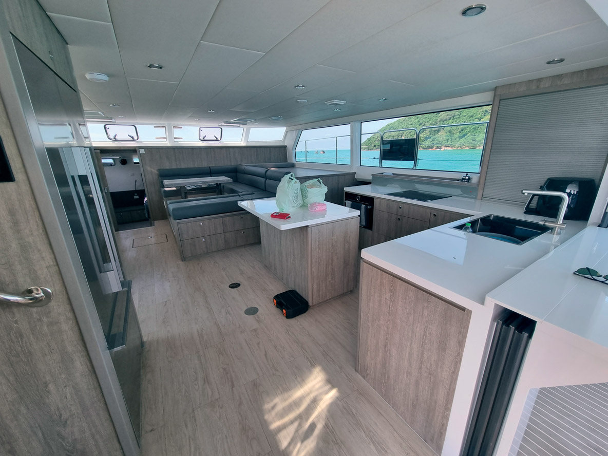 Le salon offre un volume généreux grâce à l’absence de cloisons. La cuisine affiche elle aussi de belles dimensions.