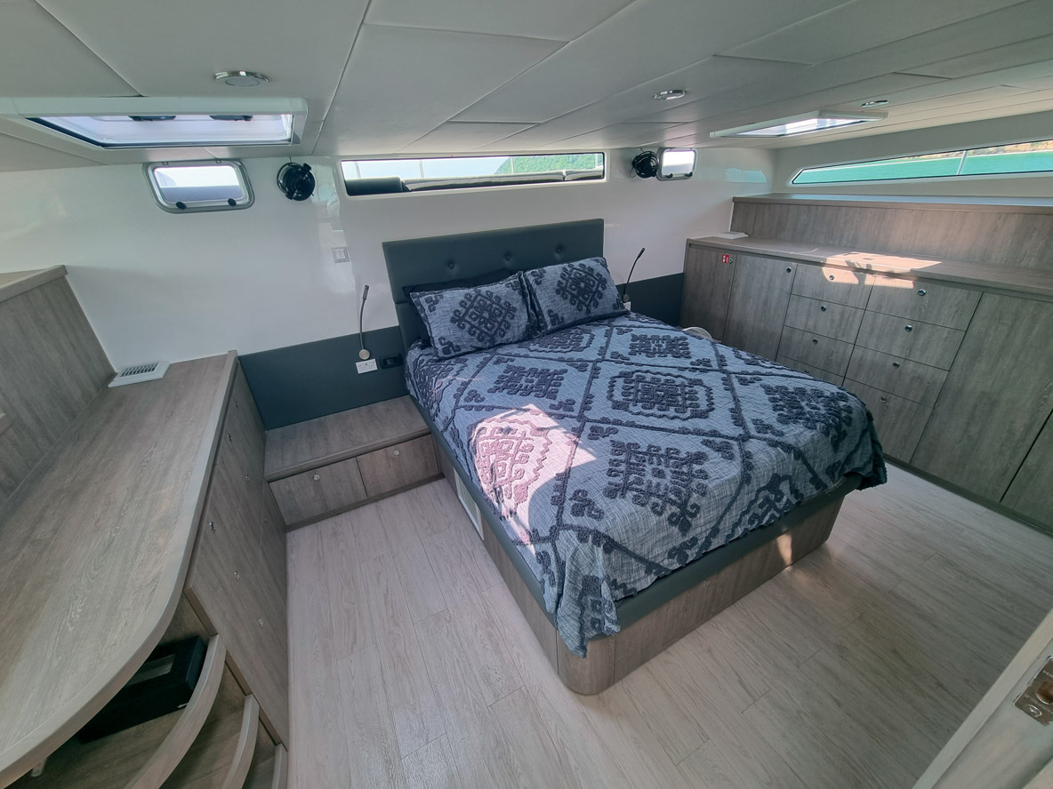 La suite Propriétaire, qui utilise toute la largeur du powercat, est très spacieuse.