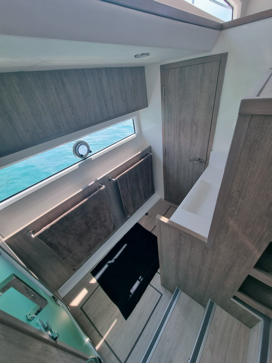 La salle d’eau de la suite Propriétaire est longitudinale, avec une grande cabine de douche à l’arrière et un cabinet de toilette à l’avant.