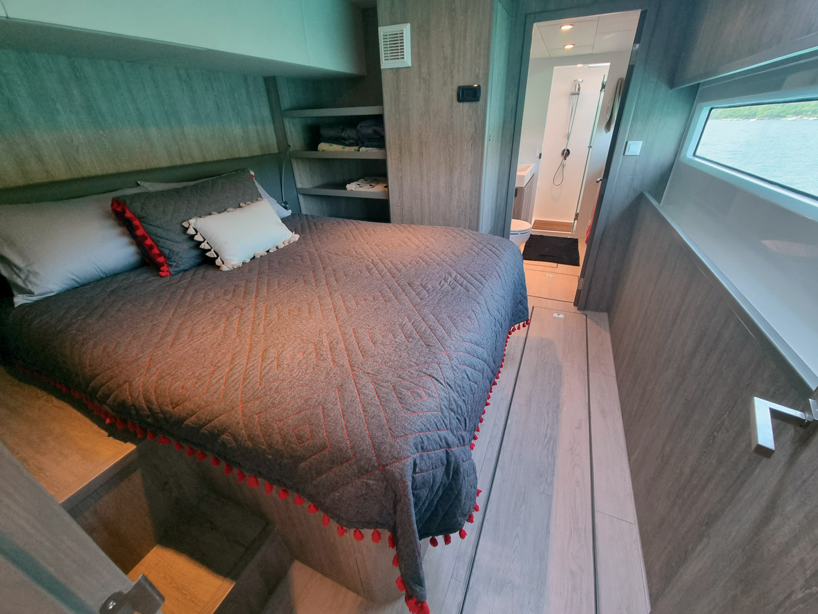 La coque tribord est équipée d’un grand lit  et d’une salle de bains longitudinale à l’avant, avec un bon volume général. 