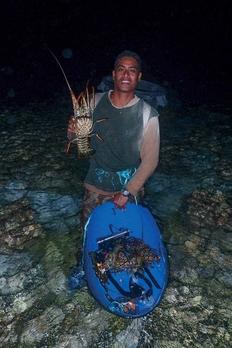 Antonio à la pêche aux langoustes de nuit : il en a déjà capturé une dizaine, alors que moi, je suis encore en train de chercher ma première...