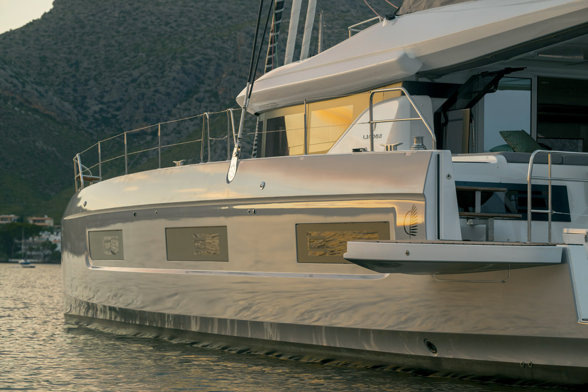 Les pavois arrière basculent de manière à élargir le pont arrière. Ces « ailes », bien connues depuis quelques années dans l’univers du motor yachting, débarquent désormais à bord de nos multicoques…