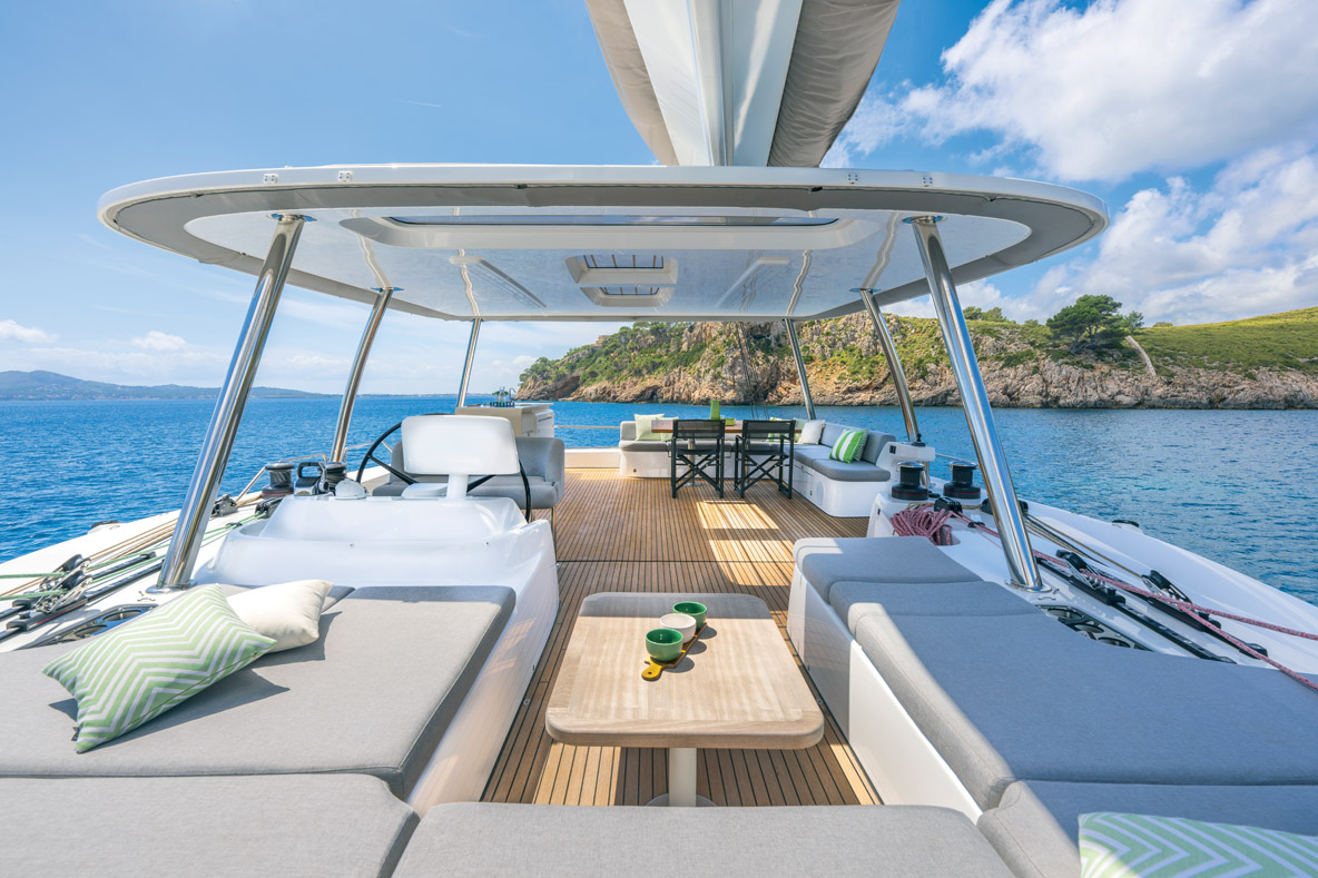 Le flybridge du Lagoon 60 est immense, c’est sans doute un des plus grands dans cette catégorie. Le bain de soleil à l’avant est divin et on aménage le centre comme on veut.