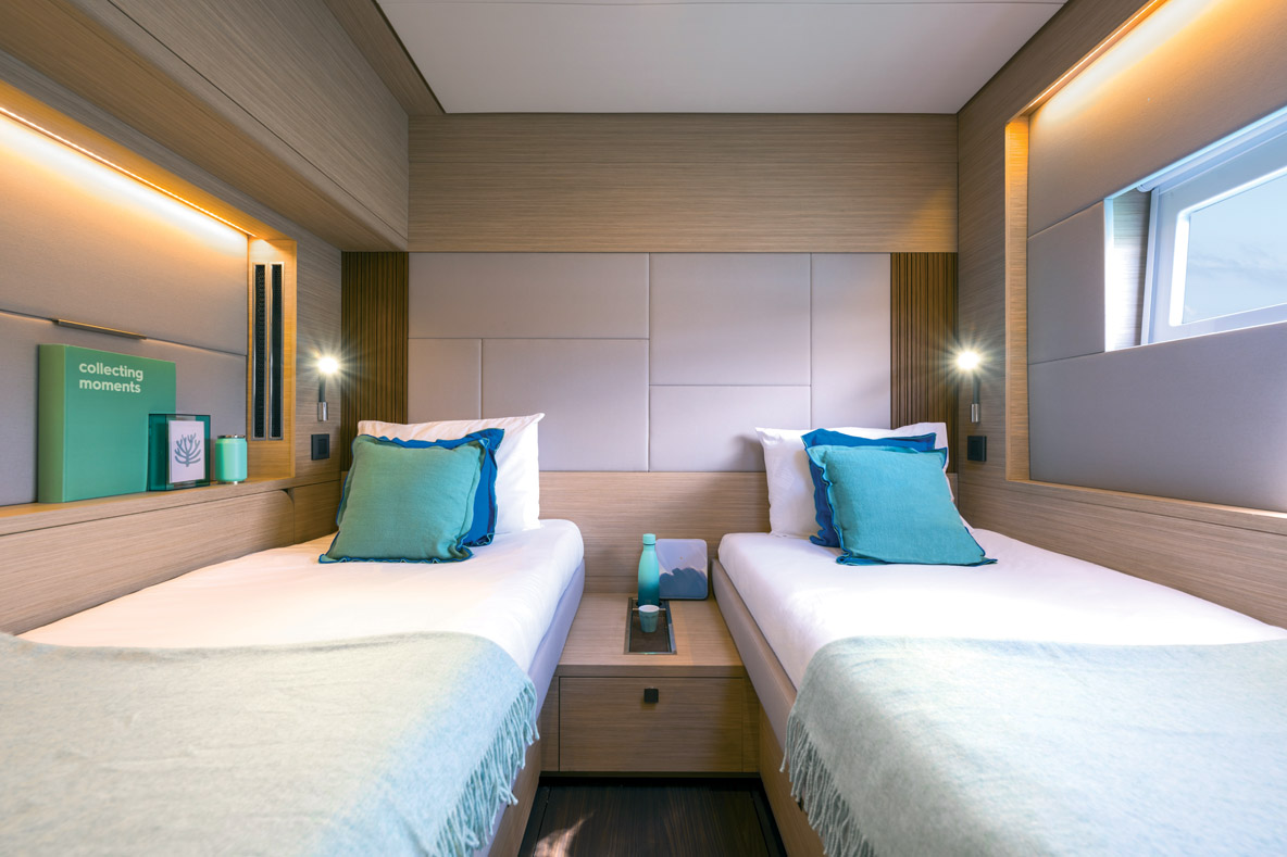 Une des cabines doubles à tribord est équipée de lits jumeaux. Au fond, une porte peut donner accès à la cuisine et transformer cette partie de la coque en quartier équipage.