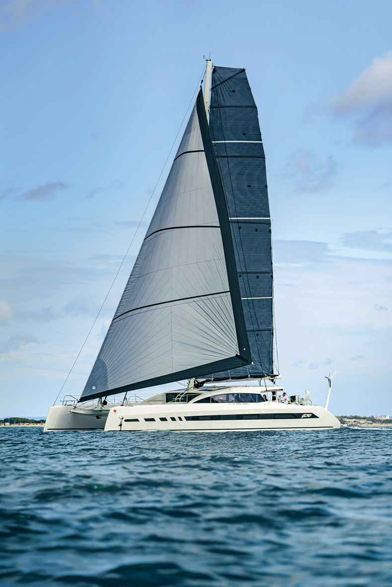 La garde-robe a été réalisée par North Sails en 3DI Ocean, un matériau composé essentiellement de HMPE  (High Module Polyetylene).