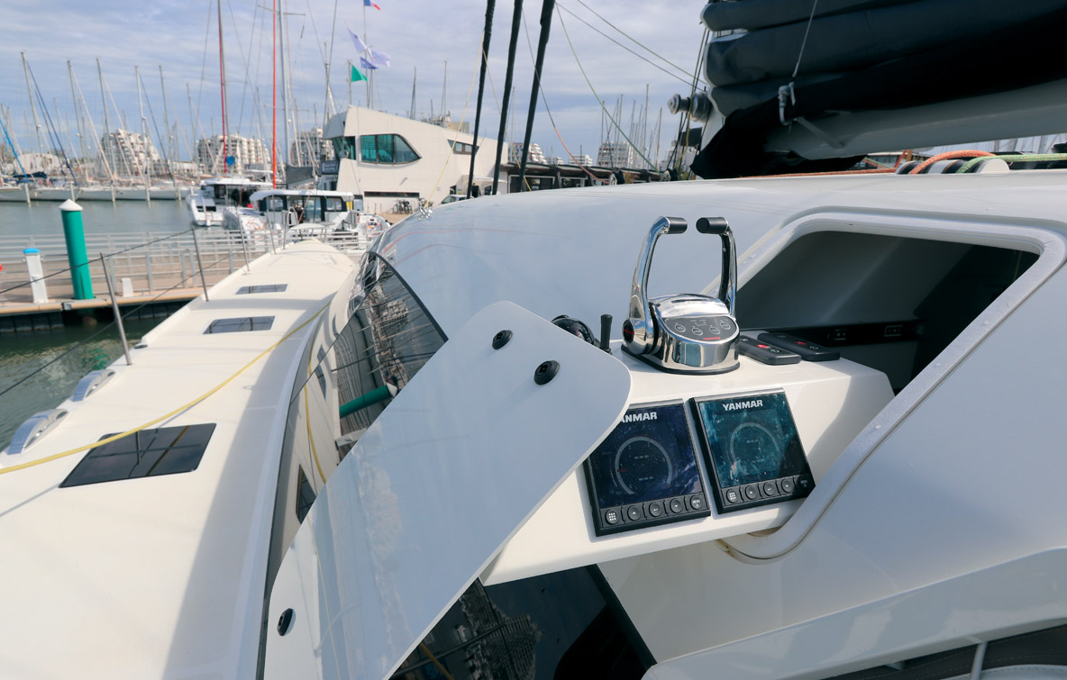 Les commandes moteur s’escamotent dans le rouf ; une belle trouvaille !