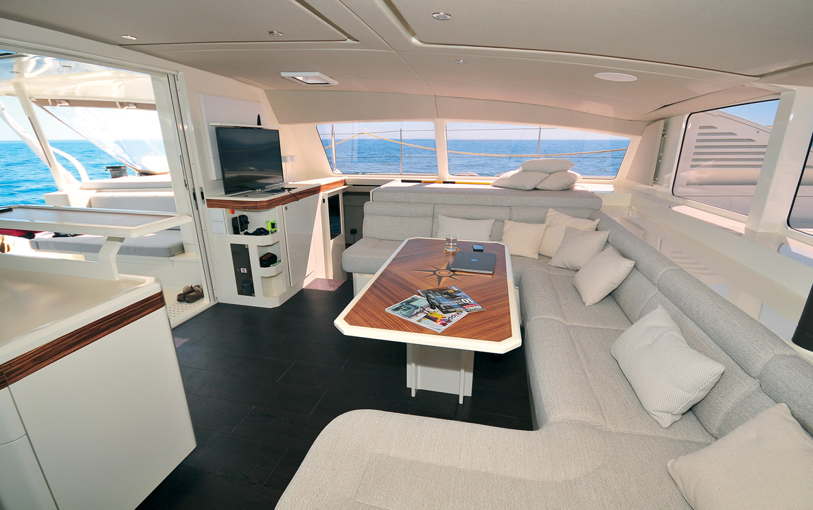 La nacelle est très largement ouverte sur le cockpit.