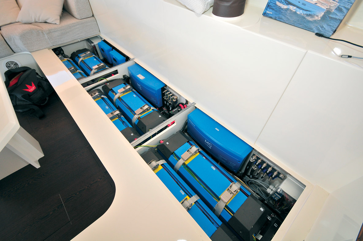 L’imposant parc batterie associé aux deux éoliennes et aux panneaux solaires permet de stocker et d’utiliser un maximum d’énergie propre.