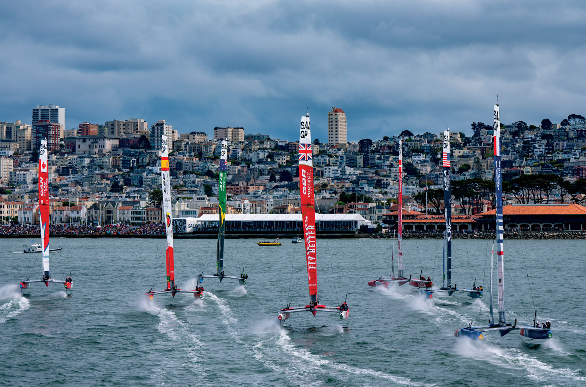 Le SailGP est un spectacle haut en couleur avec ces catamarans à foils qui volent à plus de 45 nœuds face aux tribunes.