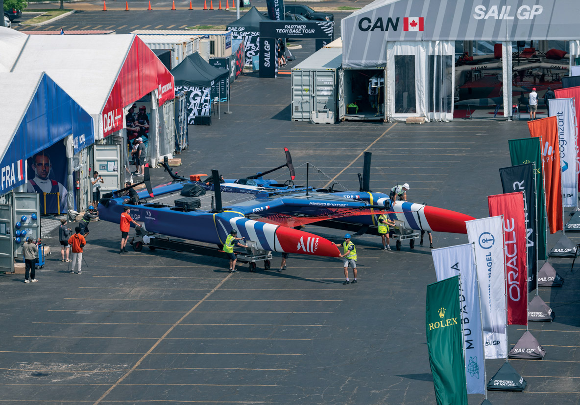Le circuit SailGP est une grosse organisation. Chaque équipe dispose d’une tente-box qui sert de stand, un peu comme en Formule 1.
