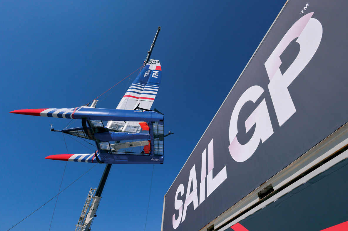 Chaque jour, les F50 sont mâtés et grutés par l’organisateur, et mis à disposition de leur équipe pour la course ou  l’entraînement.