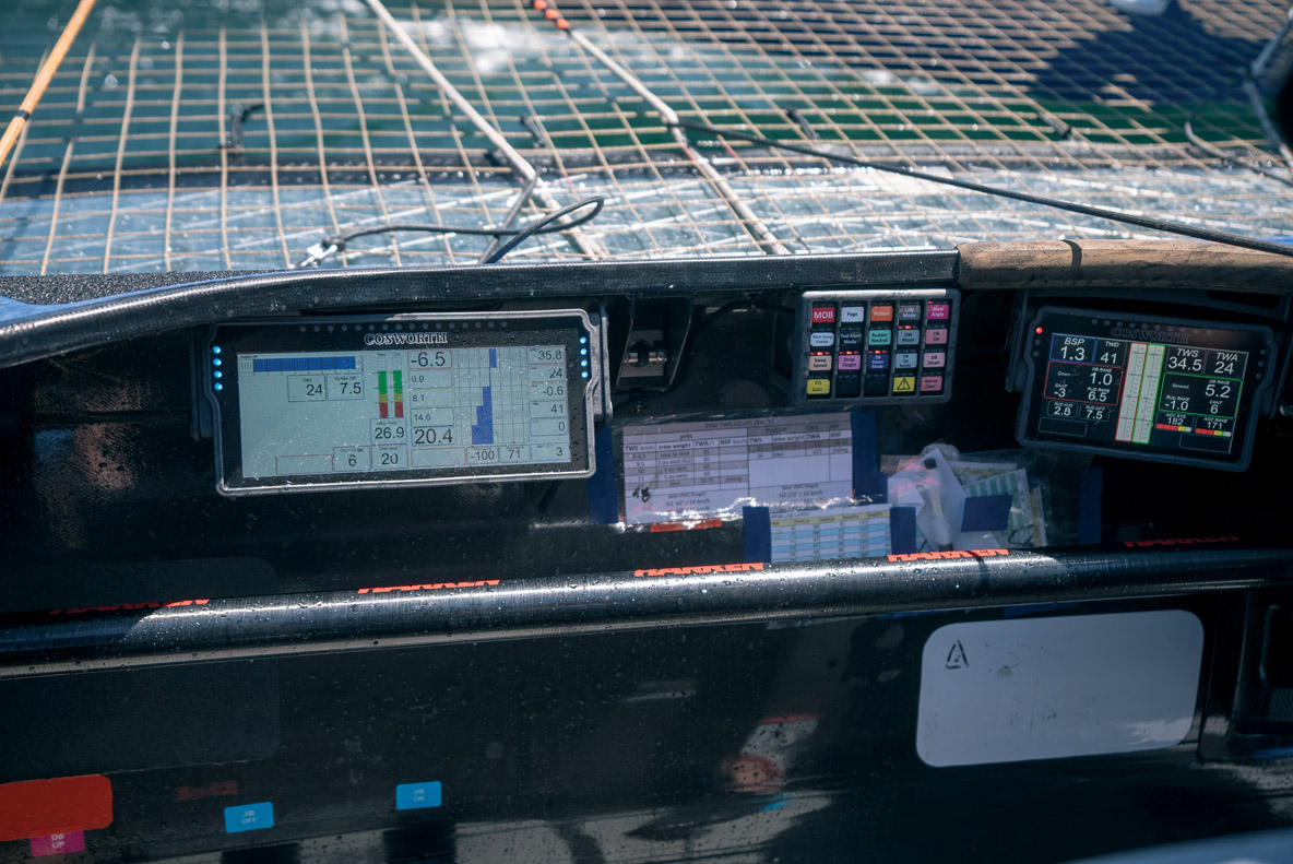 Les F50 sont truffés de technologie. Chaque catamaran transmet plus de 2 500 données par seconde ; ces informations sont gérées par le centre de contrôle Oracle.