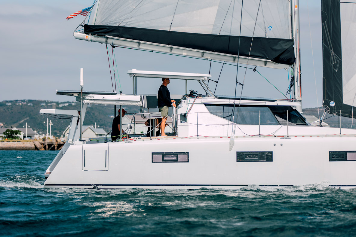 Le poste de barre est simple, rationnel et très complet. La vue sur le plan d’eau et les voiles – grâce à une ouverture ad hoc – est excellente. En cas de mauvais temps, on peut protéger le barreur grâce à une toile transparente.