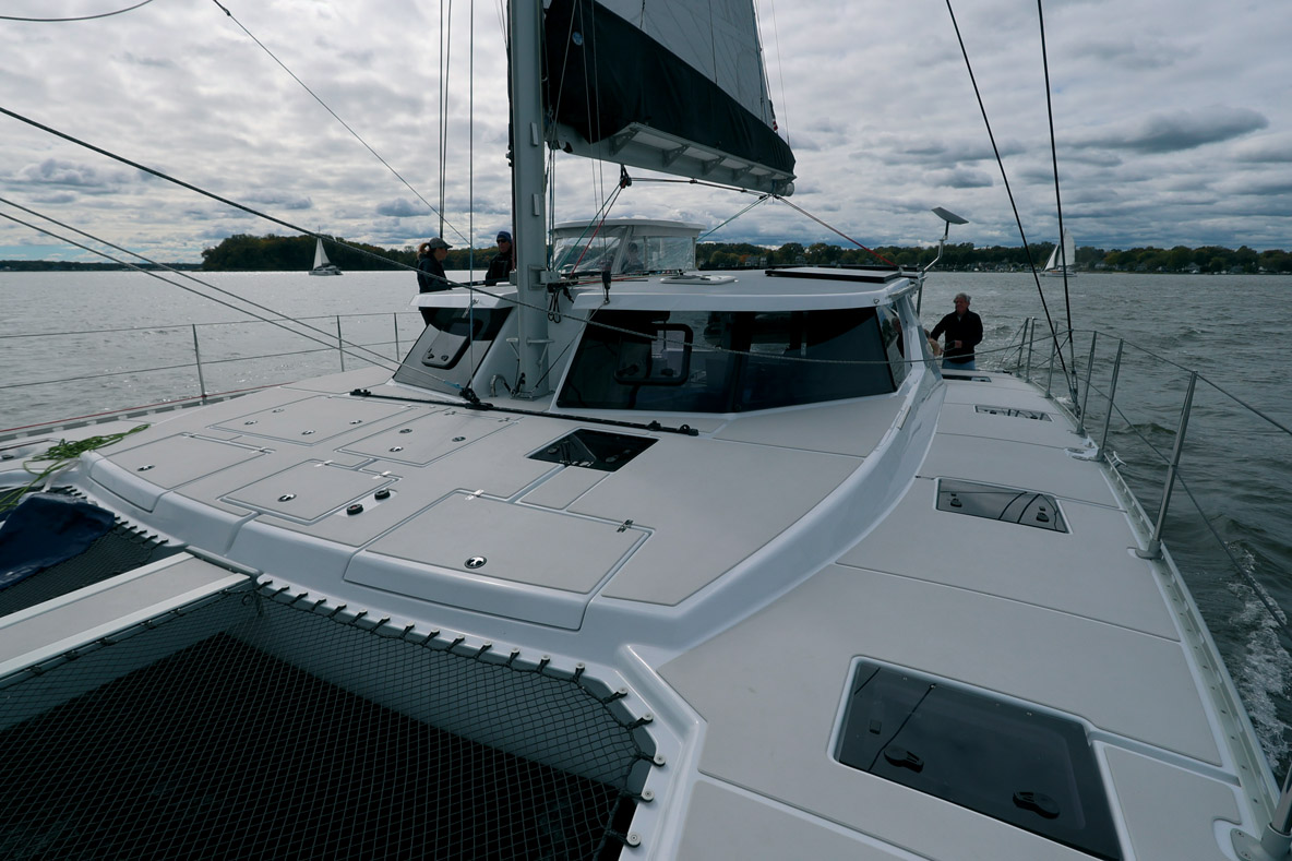 La surface plate sur le pont permet de travailler en pied de mât sans avoir à faire d’acrobaties.