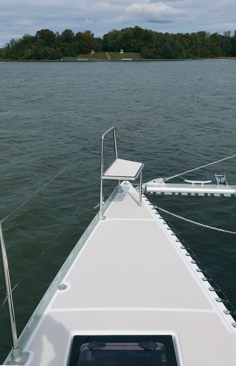 La petite assise sur la proue constitue le spot parfait pour observer les dauphins.