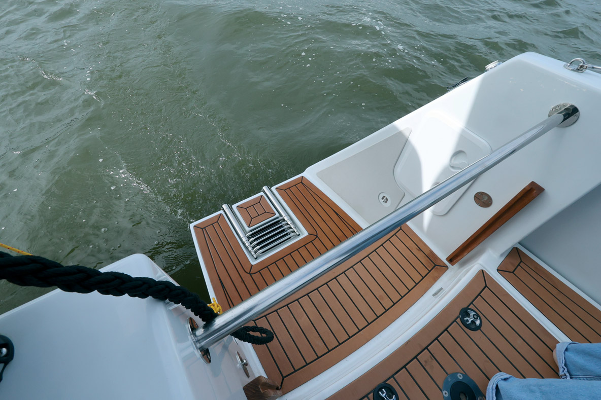 Les jupes sont fermées par un petit portillon et peuvent aussi recevoir une planche anti-vagues.