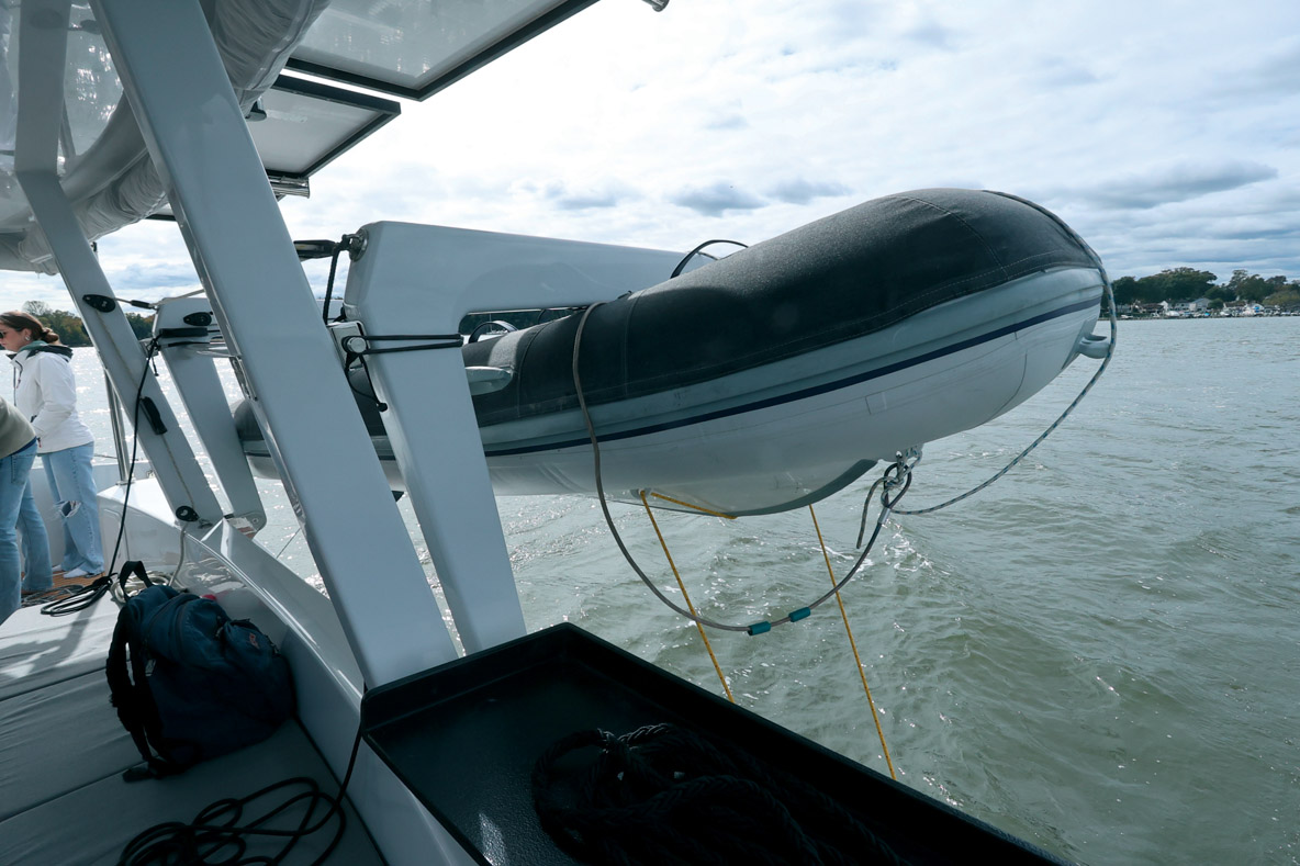 Pas de plate-forme centrale arrière, mais deux bossoirs pour le dinghy.