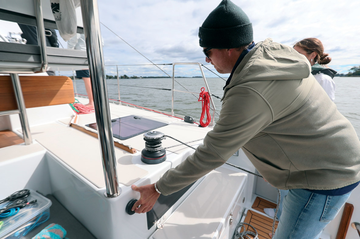 Les manœuvres sont largement simplifiées, que ce soit au poste de barre ou au poste de winch sur l’arrière.